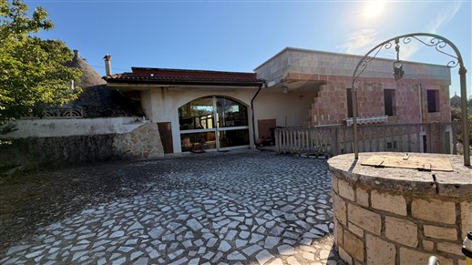 Villetta Con Trullo e Deposito in Zona Collinare